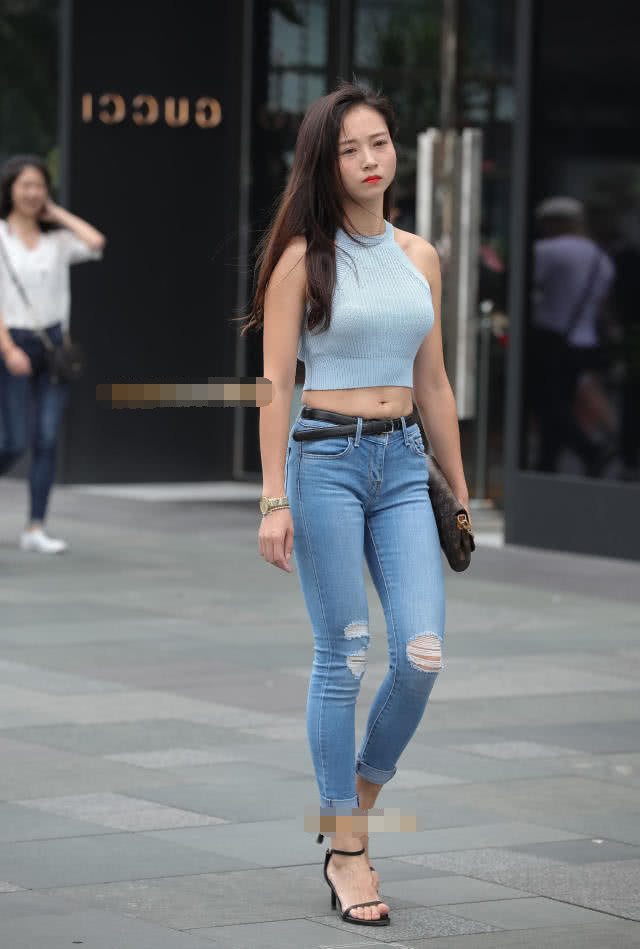 潇洒玉女紧身露脐背心蛮腰曲线柔美，走路的姿态像超模一样有气势