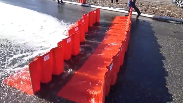 老外发明挡水“神器”1小时可装200米，比传统沙袋快