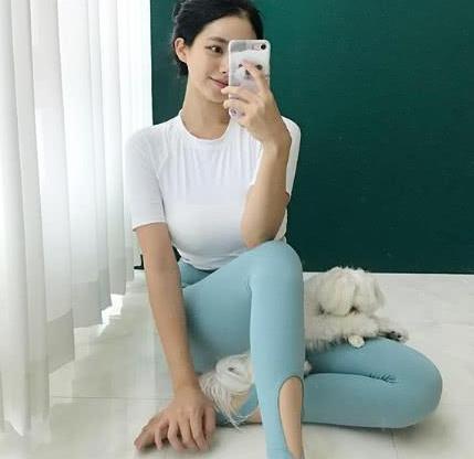 33岁的瑜伽辣妈，穿包臀裙秀曲线，网友：挪不开眼！