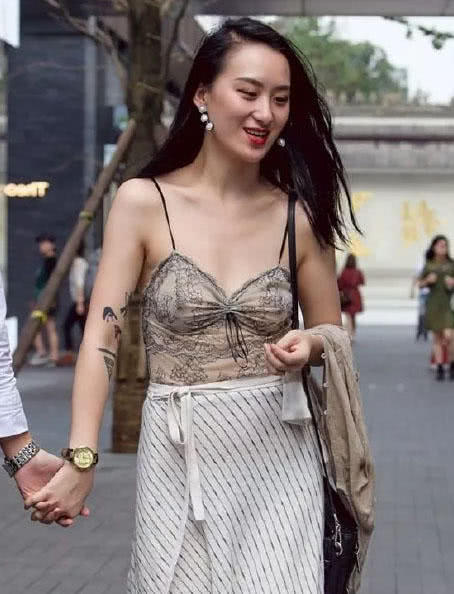 成熟小吊带裹出性感上围,最能凸显女生妩媚,极具视觉冲击力