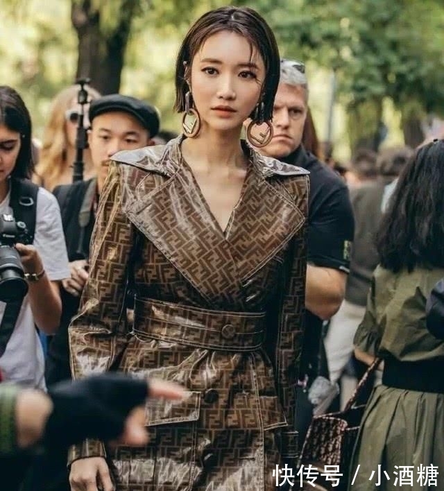  「适合」不会用卷发棒？这个“一刀切”的发型适合你，高级气质又减龄