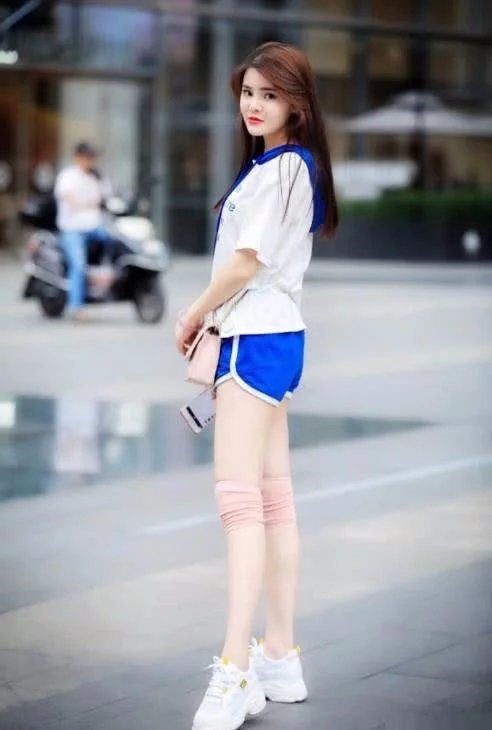 姐姐清爽运动风格穿搭，迷人气质娇羞面容