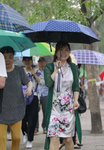  旗袍装：那些穿旗袍的妈妈们，美得优雅又高级，是街头靓丽的一道风景线！