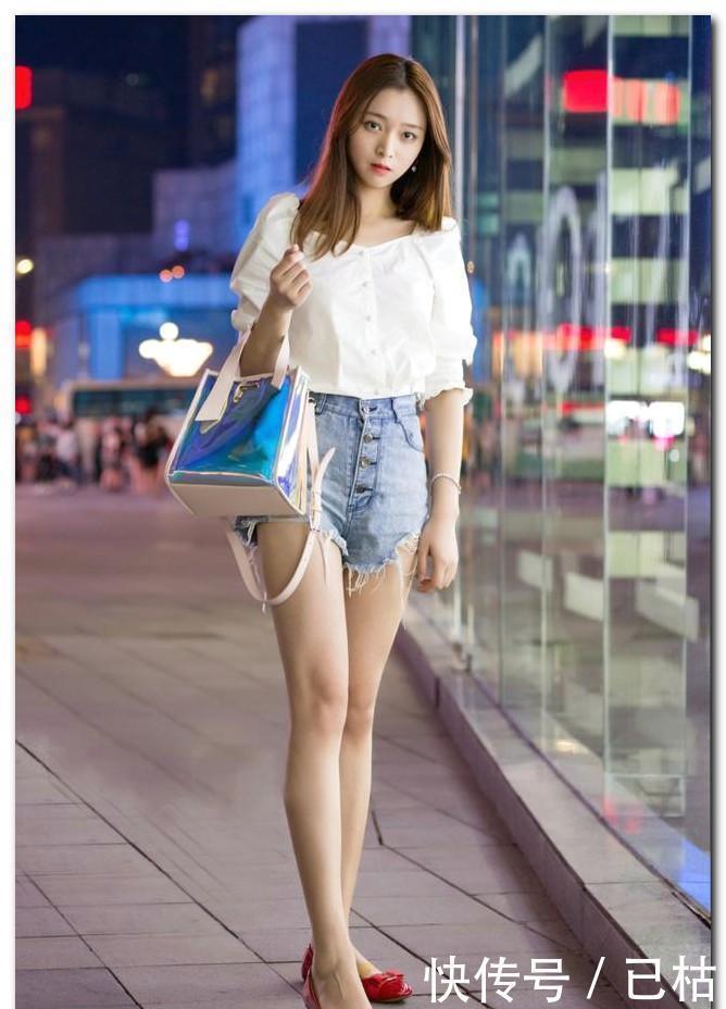  气质|街拍吊带黑色连衣裙的美女，显得高冷气质更具魅力