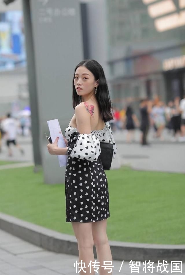  「美女」心形印花连衣裙搭配高跟凉鞋，美女展示深入到骨子里的性感