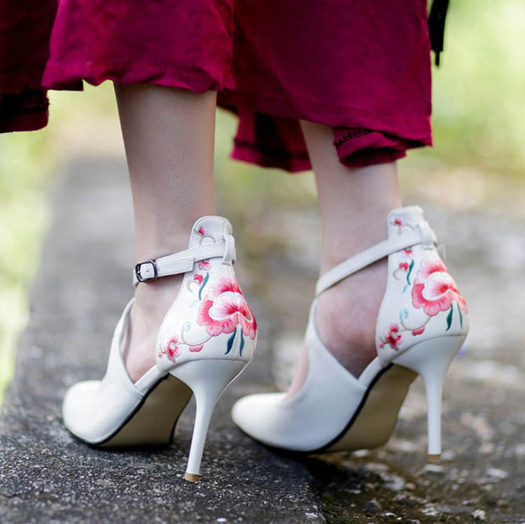 偷偷告诉你，自从我换上高跟鞋去上班后，男人缘就好得不得了