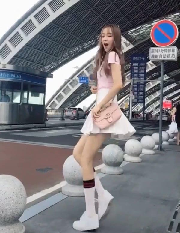 抖音美女大秀“袜子舞”，甩出黑色领域太抢眼，连警察都看楞了！