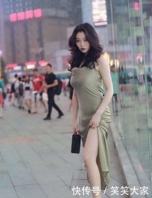 「 优美」走在街上彰显年轻女人的优美身姿，绝美的气质美女