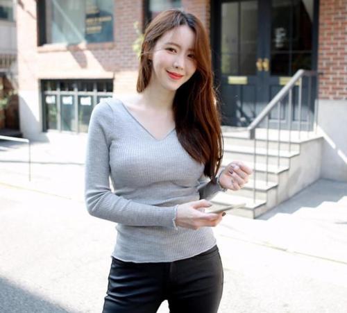 活泼可爱的打底裤美女，丰满的身材，纤细的腿部线条，十分吸睛！