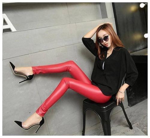 美拍：紧身裤展现出青春时尚的身材，衬托女人婀娜多姿的曲线！