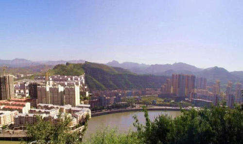 这城市跟北京一起发展，古代皇帝还经常在这避暑，却是个四线城市