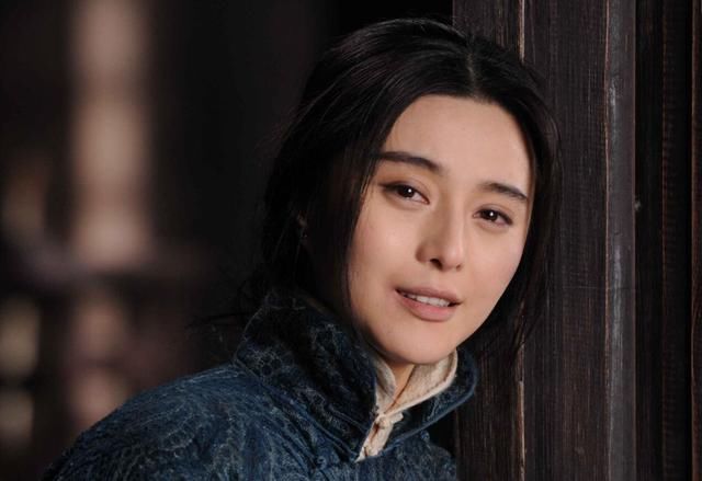 央视重播范冰冰主演电影回应封杀谣言，生理期泡冷水忍痛吃药获赞