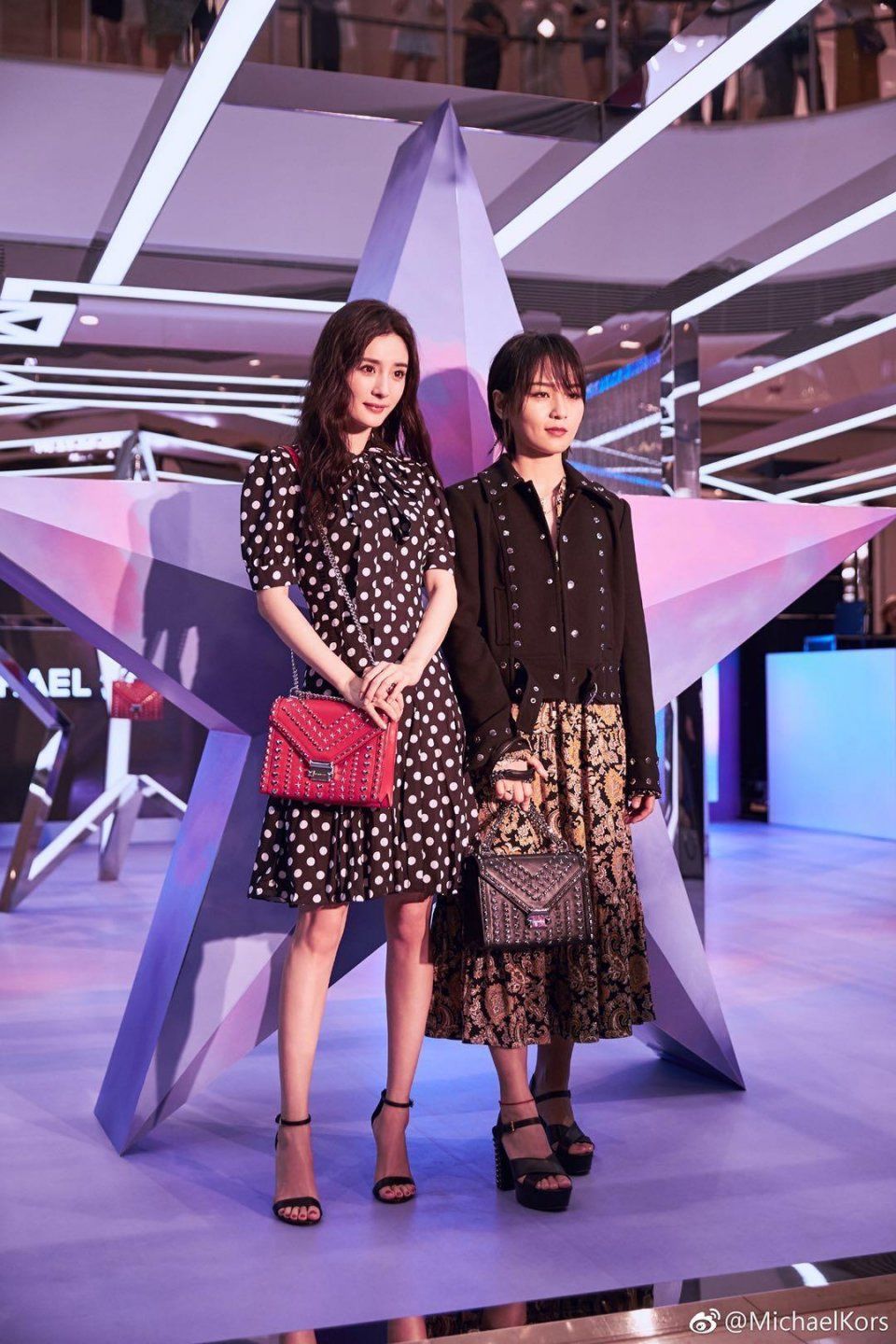 周笔畅瘦了20斤后竟然美出女人味,但这大露背以后还是别尝试了吧