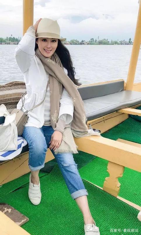  婚纱■香港“败金女”章小蕙，华丽回归女王范十足，靠时尚魅力还清巨债