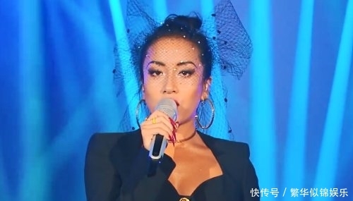 宇得第@吉克隽逸打败华晨宇得第4, 谁注意她手上的指甲形状? 说不怕是假的