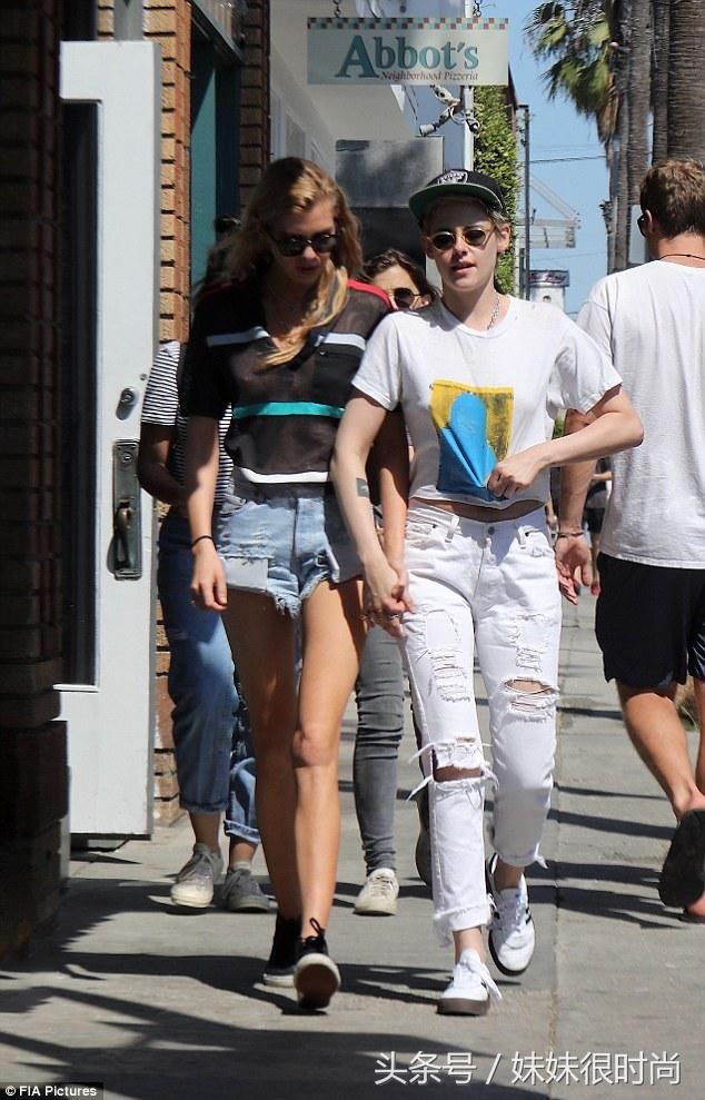 暮光女被超模女友比下去，暮光女穿运动裤显腿粗，女友秀出大长腿