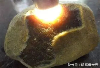  「大叔」农民大叔深山挖出块石头坚称是翡翠，不小心磕掉一块，