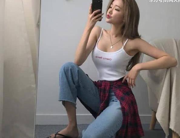 街拍：紧身裤勾勒S曲线，肤白腿长真俊俏，美女交个朋友可好？