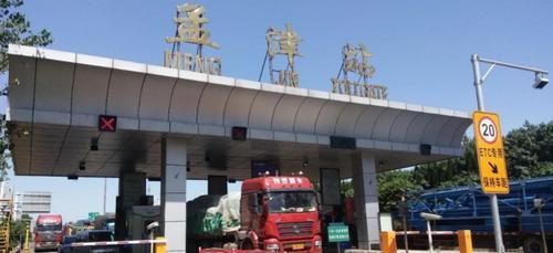 「低于水泥路面」为什么高速公路一般都是沥青路面,收费站却是水泥地面?