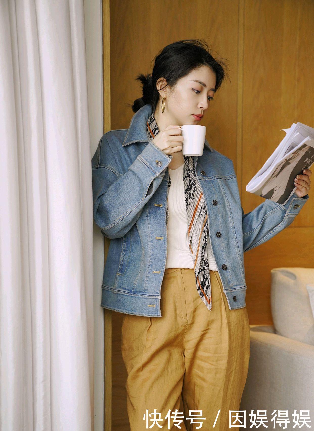  【针织】三木又把叠穿“玩火”啦！身穿白色针织开衫配蓝色牛仔衣，很清新