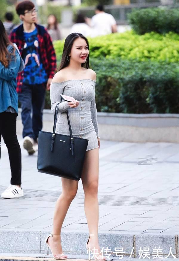 『展现出』街拍:白色反绒牛仔上衣搭配半身格子裙,展现出温柔甜美的一面