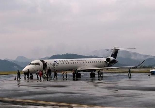  悬崖@中国第一座“悬崖机场”，历时6年投资8.5亿，削平60多座山