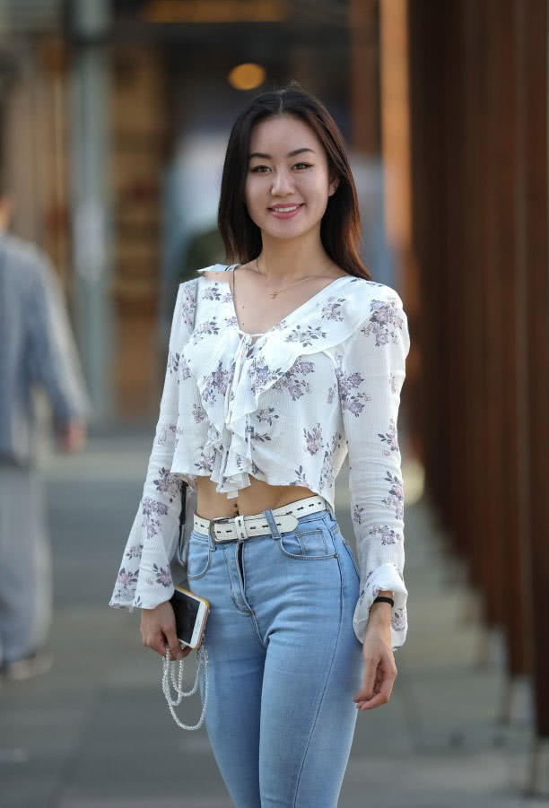 气质小姐姐较小的身躯尽显玲珑有致的好身材，外国男友把她充成了