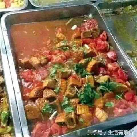 大一新生去食堂吃饭，看到这些伙食后问学校有牙医么？笑喷了！