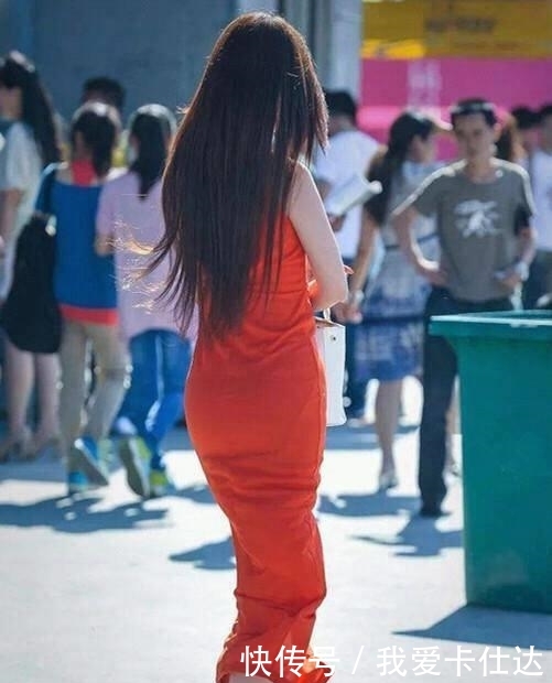  『女孩』街拍：紧身裙诠释了时尚的气息，把街道变成女孩秀身材的主场