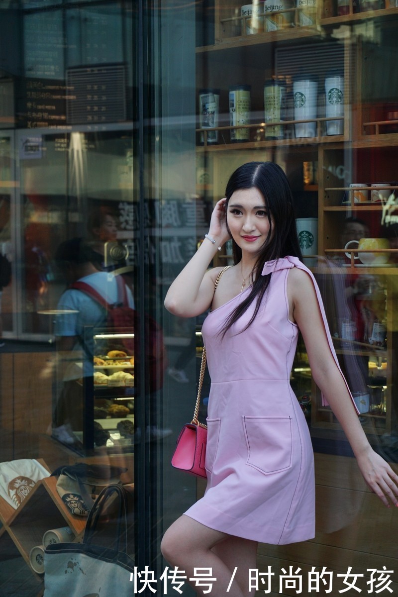 街拍：清秀白皙时尚性感小姐姐，美腿修长身材曼妙很动人！