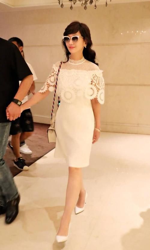 64岁的赵雅芝衣服穿得比少女还年轻，真是让人汗颜