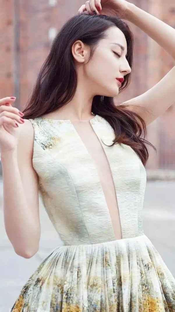 迪丽热巴穿上深V礼服, 网友: 这也太性感了!