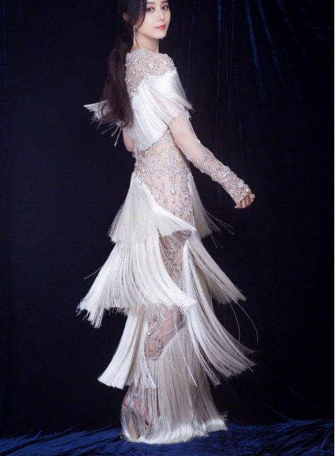 37岁范冰冰现身，裙子都要撑破了，这身材李晨能hold住么