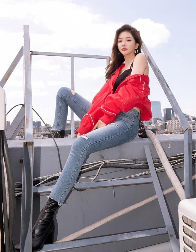 肤白貌美的牛仔裤小姐姐，身姿曼妙迷人，让人怦然心动！