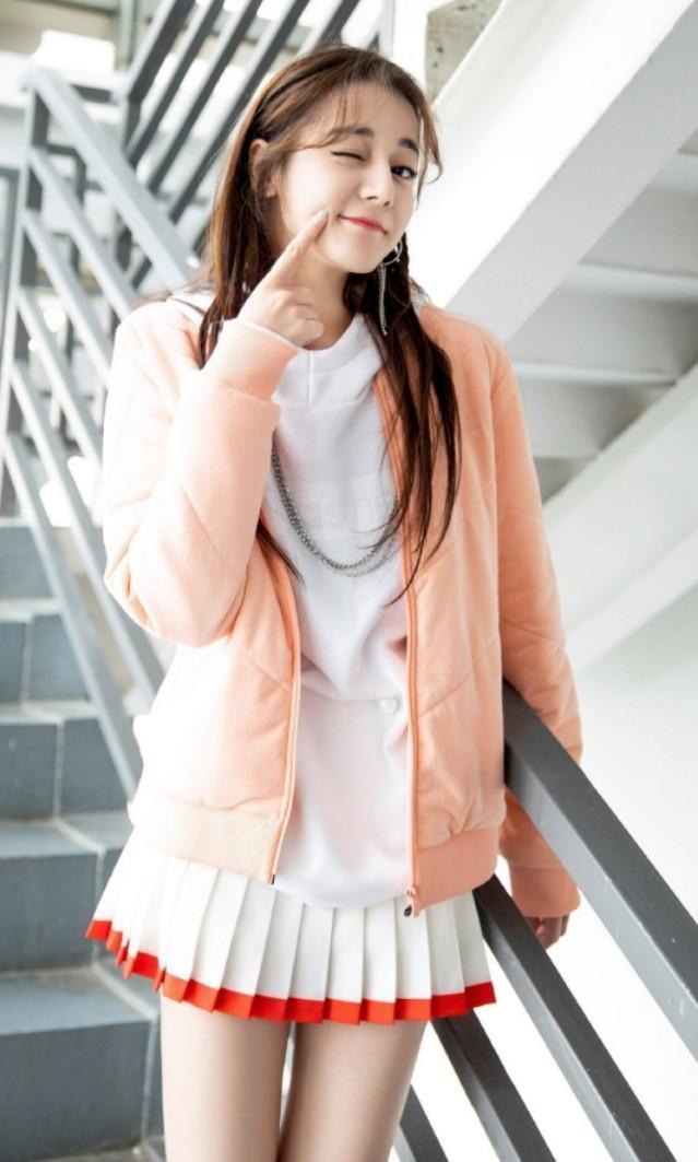 #翻天#热巴也学00后的秀腿方法了？浑身只穿一件卫衣，却意外潮翻天