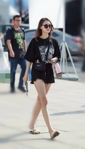 自信|街拍:优雅端庄的美女,彰显自信从容的魅力