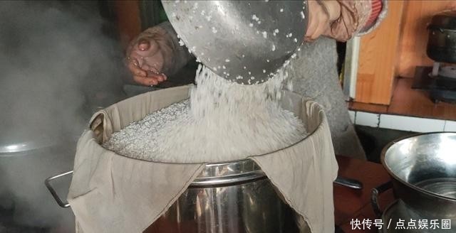  「糍粑」现在过年打糍粑都现代化了，做出来居然比手工做的还好吃