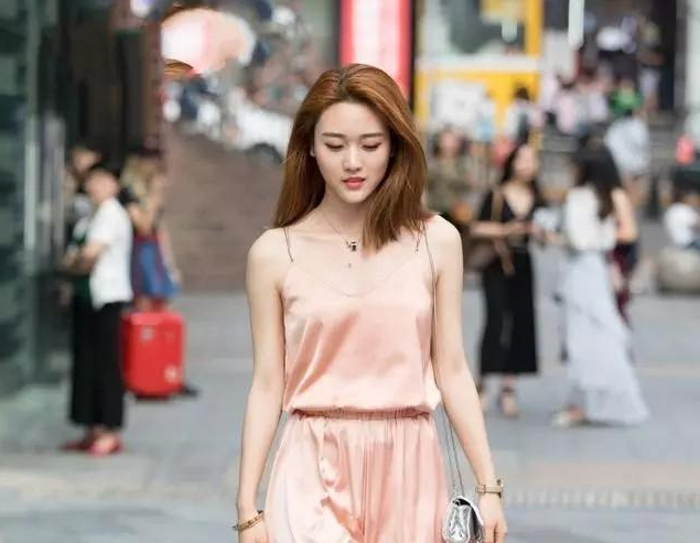 街拍：身材丰腴性感妩媚的小姐姐，穿着妖娆完美凸显女性独有韵味