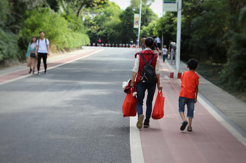 大雪将至,而这座城市却总是入冬失败,街上行人各种乱穿衣