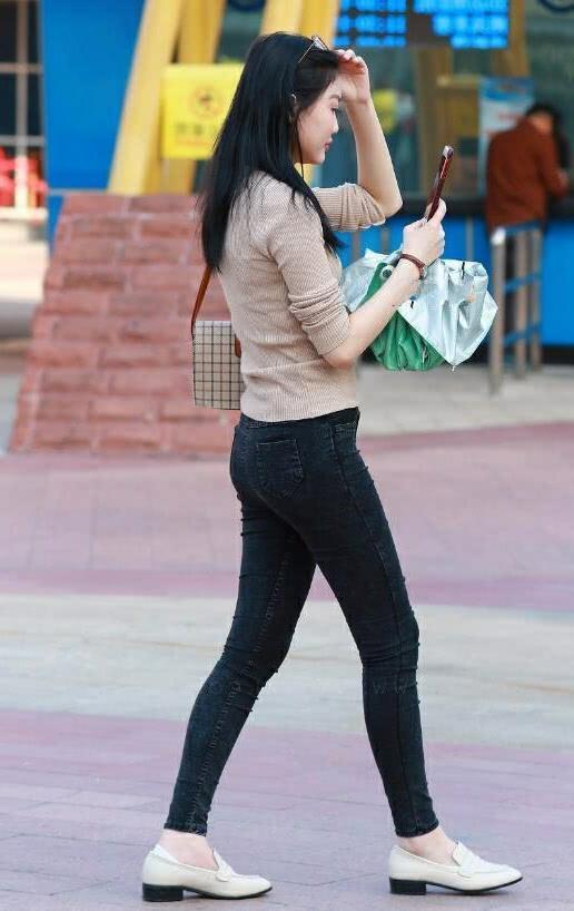 路人街拍，小姐姐下搭黑色弹性牛仔裤，很时尚甜美