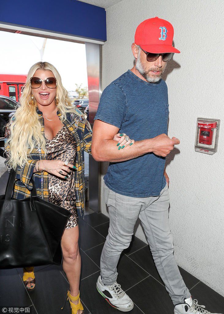 杰西卡豹纹裙露美胸“呼之欲出”   手挽丈夫幸福撒狗粮