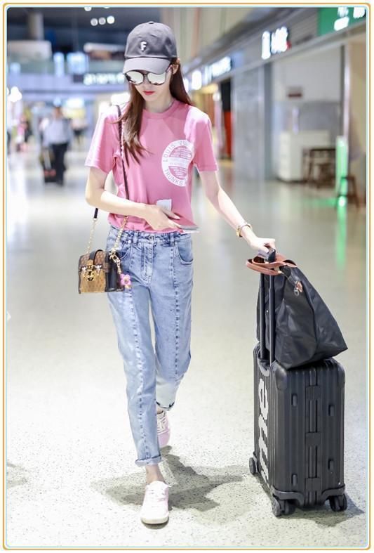 唐嫣为博眼球，肩带上系了两个蝴蝶结，网友：这也太撩人了吧！