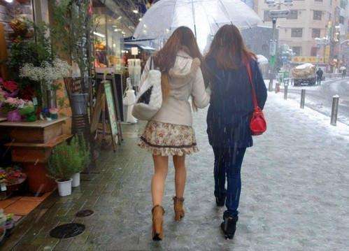 冬天不怕冷的日本女人和夏天不怕热的日本男人