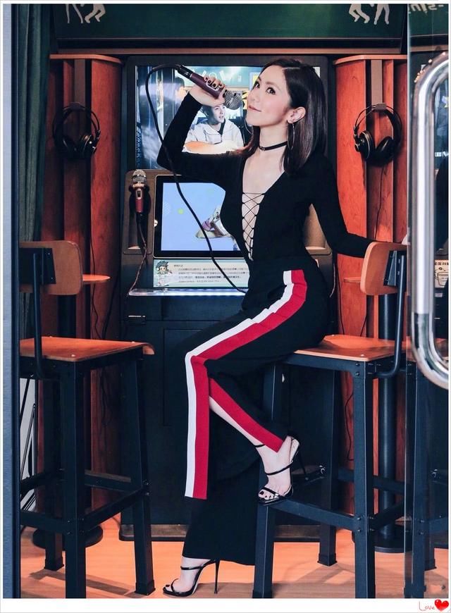 邓紫棋美炸!只是穿了件吊带裙，气质都变高级，网友却吐槽她腿!