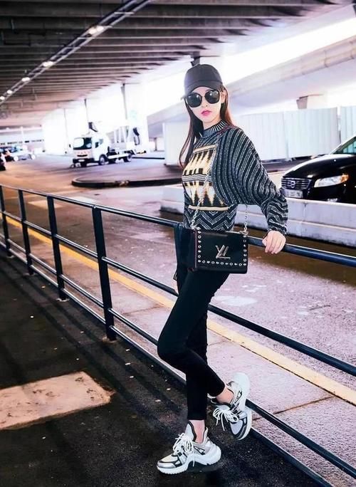  [舒适]早春扔掉你的靴子吧，换双舒适百搭运动鞋更时尚，连明星都在穿