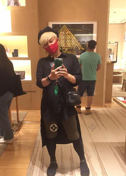 陈志朋又变“人妖”,穿“裙子”搭短裤,网友:大粗腿太出戏