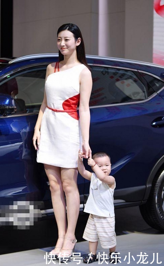  「小姐姐」街拍：小姐姐黑色针织衫搭配柔美的白裙，更显优雅