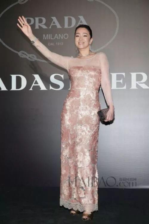 女星穿prada大放光彩，但巩俐和章子怡都败给了她