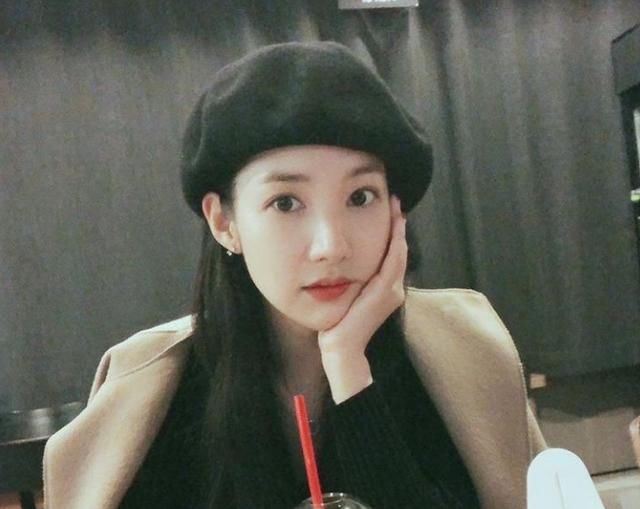 正确的戴帽子方式才会显脸小，跟电视剧女主提升整体造型