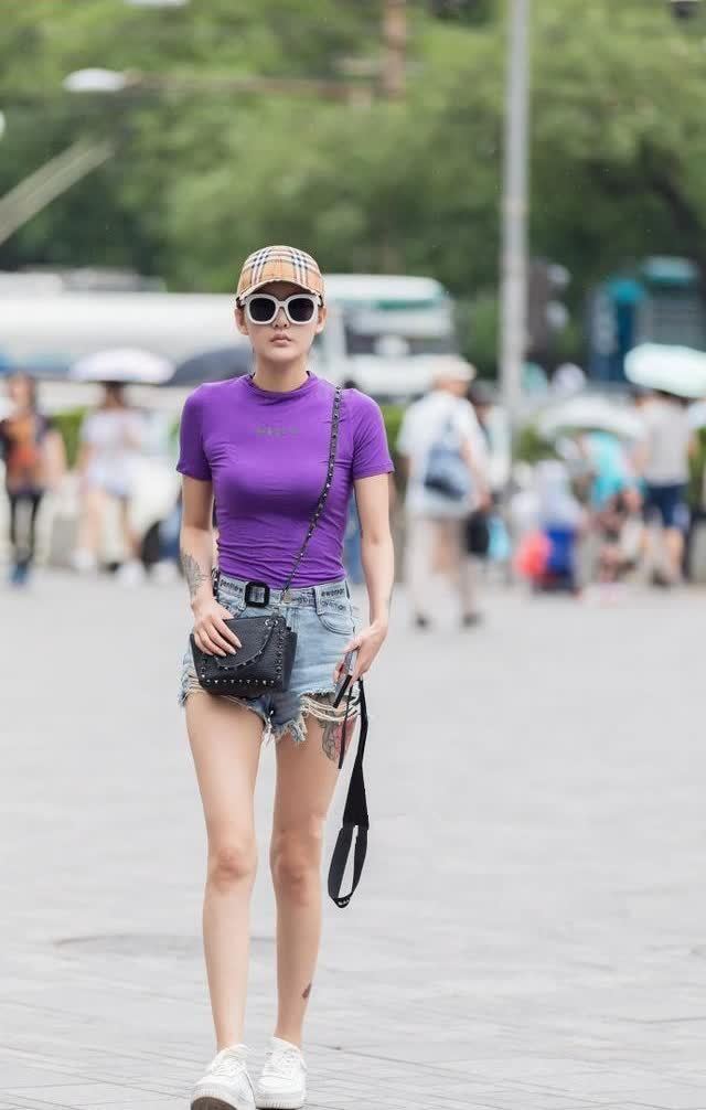 「气质」街拍:紫色紧身衣搭配牛仔短裤,长腿美女身材撩人,气质超好